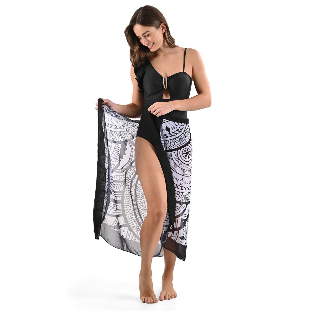 Traje de baño entero negro con pareo