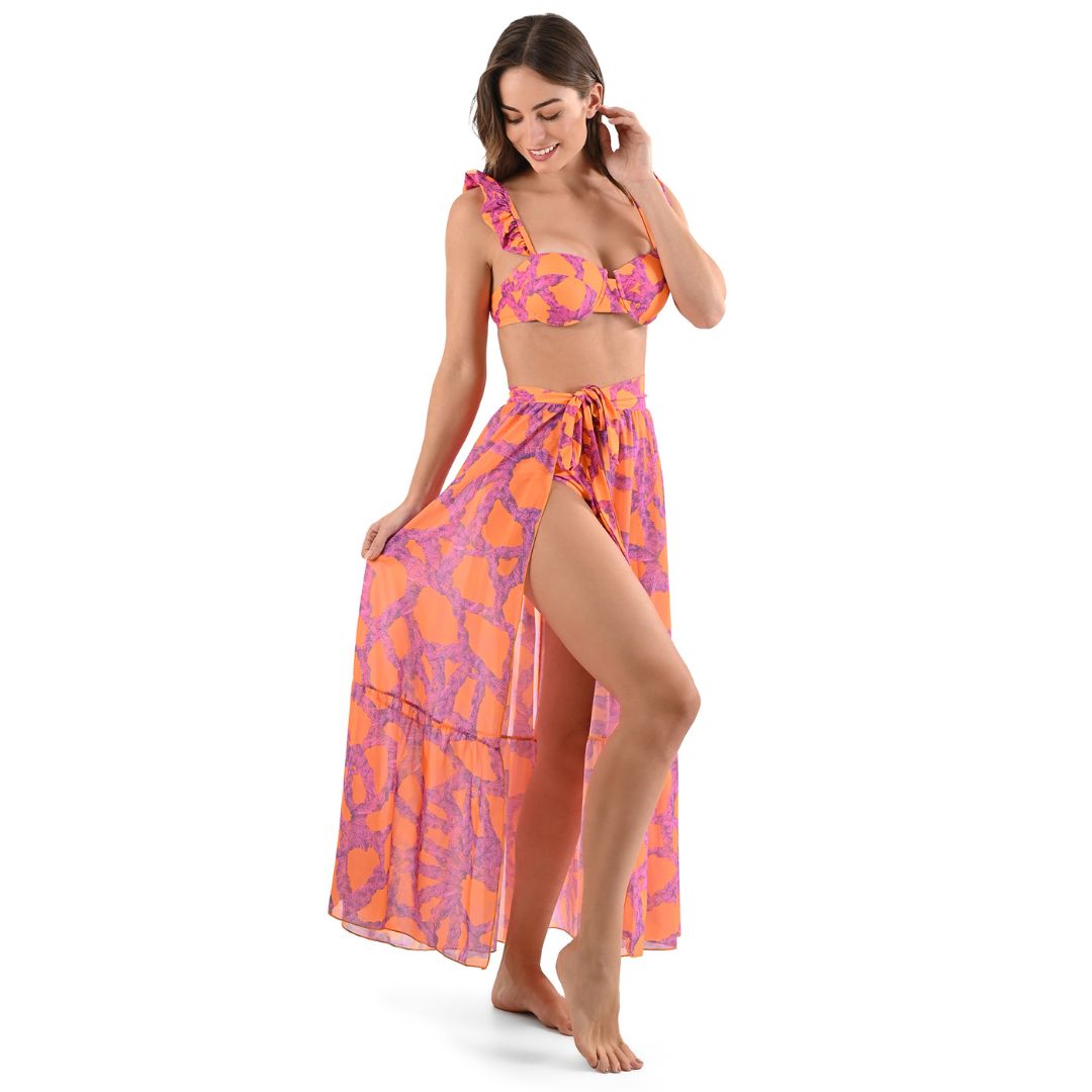 Bikini naranja con morado acompañado con una falda
