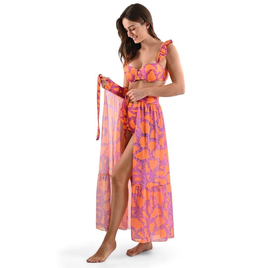 Bikini naranja con morado acompañado con una falda